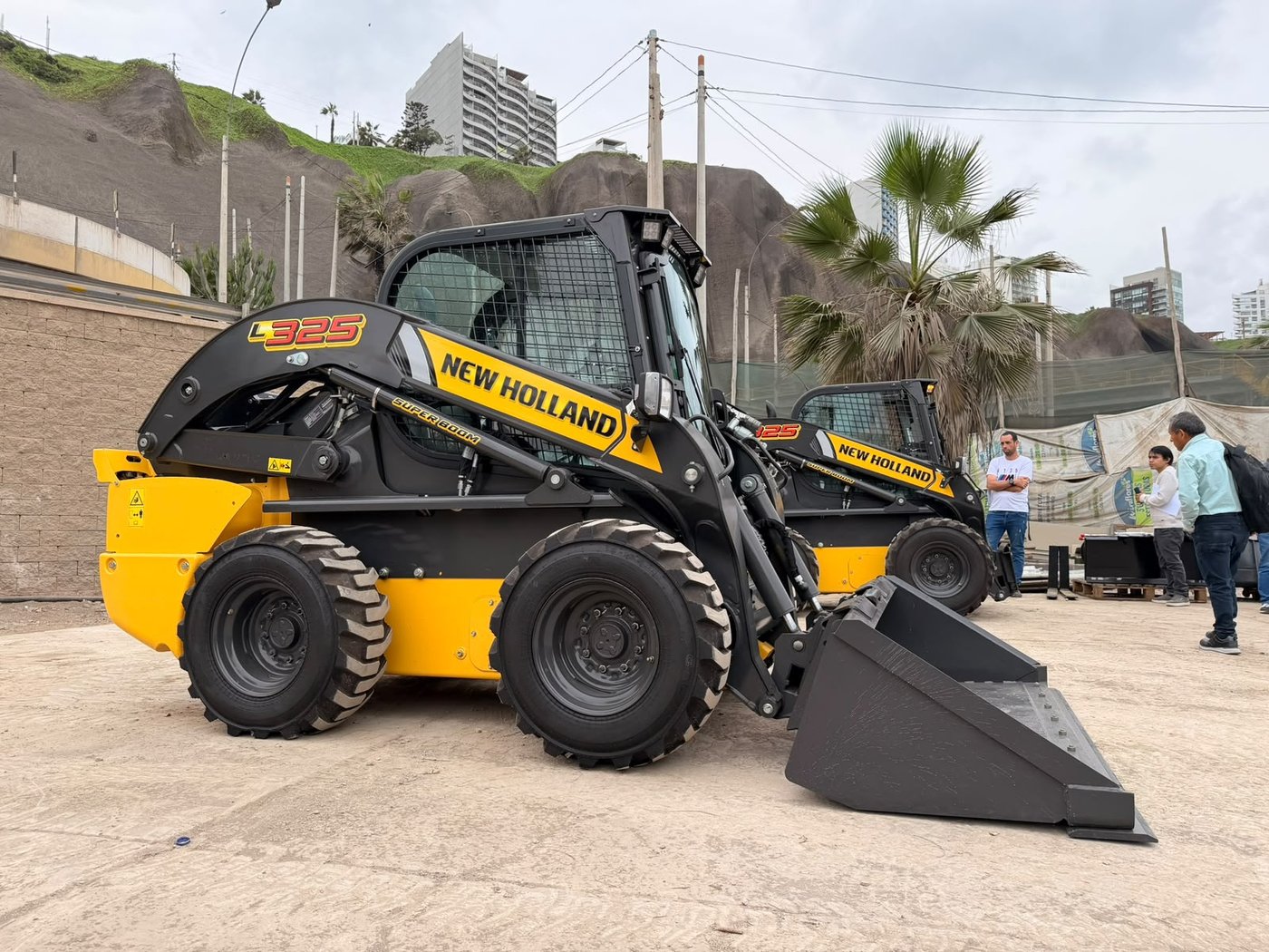 Minicargadores New Holland L325 en entrega
