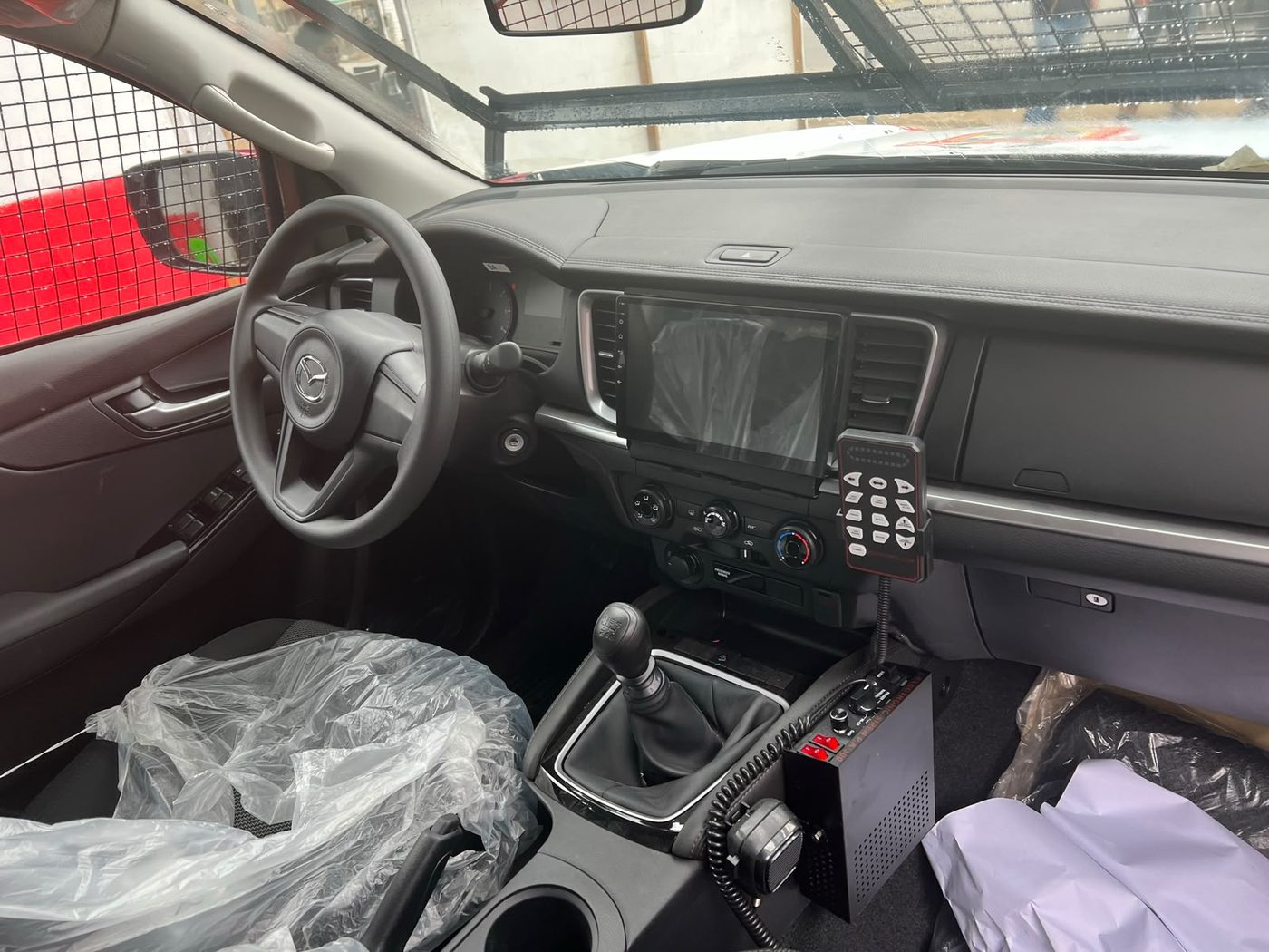 Interior equipado: consola, radio y sirena
